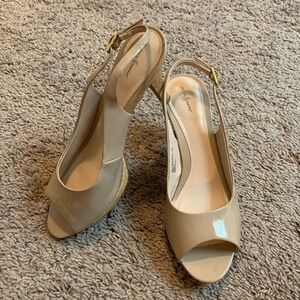 Jacklin Smith Anessa Heels Pumps Sling Back Faux Pattent Leather Beige Nude 7